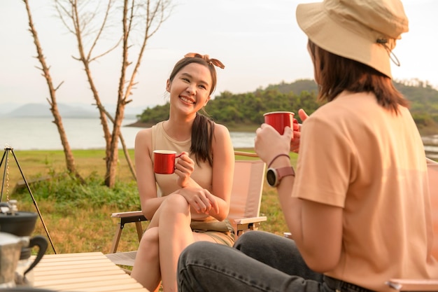 La jeune jolie femme asiatique apprécie le camping