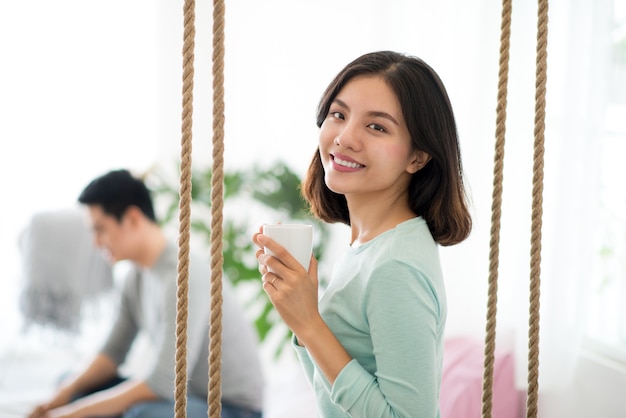 Jeune jolie femme asiatique à la maison relaxante