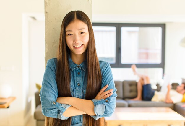 Jeune jolie femme asiatique portant un t-shirt à l'intérieur