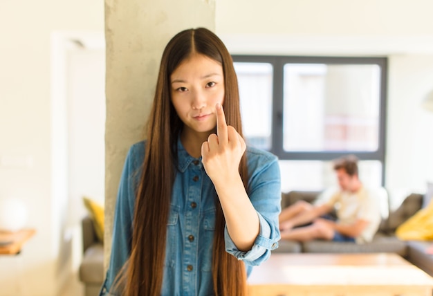 Jeune jolie femme asiatique se sentir en colère