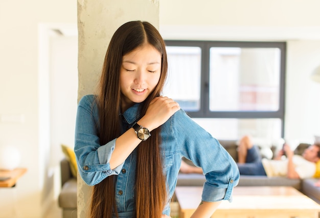 Jeune jolie femme asiatique se sentir fatiguée