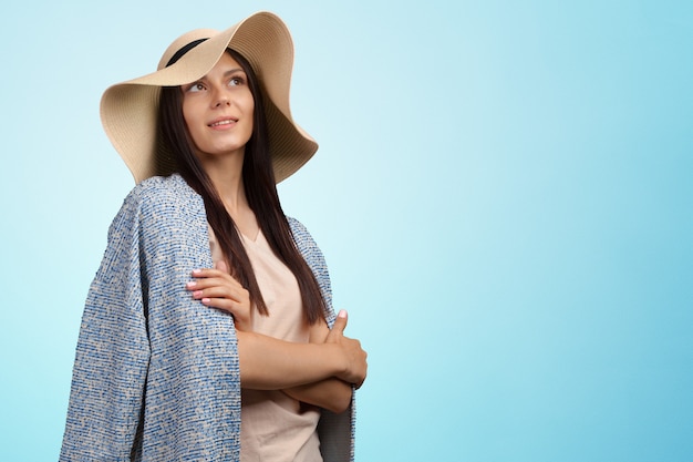 Jeune jolie femme au chapeau de paille