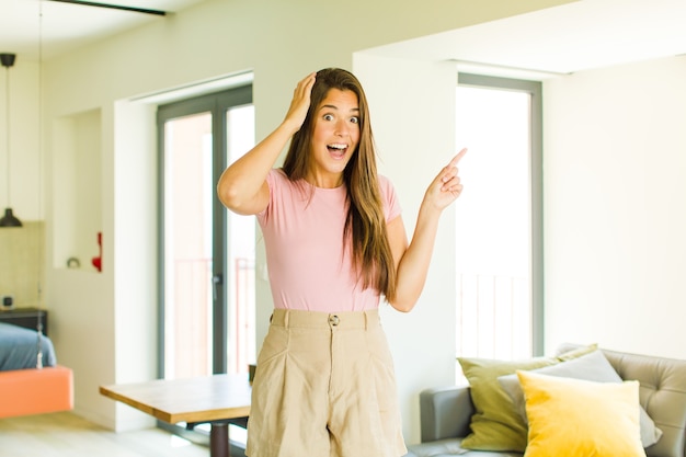 Jeune jolie femme aux cheveux longs à l'intérieur