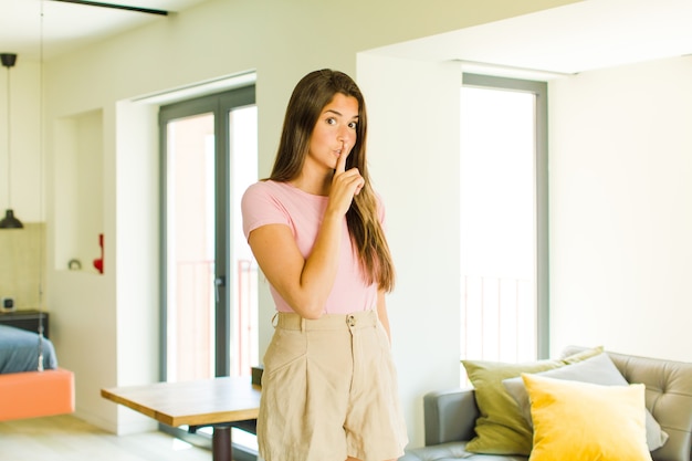 Jeune jolie femme aux cheveux longs à l'intérieur