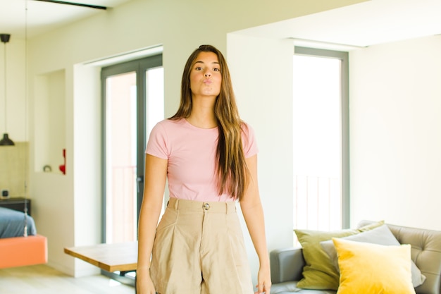 Jeune jolie femme aux cheveux longs à l'intérieur