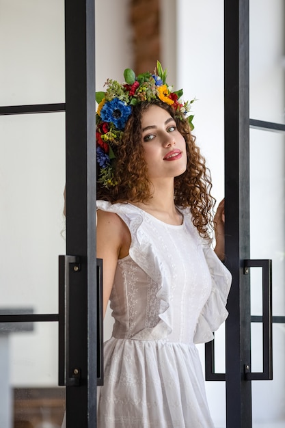 Jeune jolie femme sur balcon dans un loft moderne