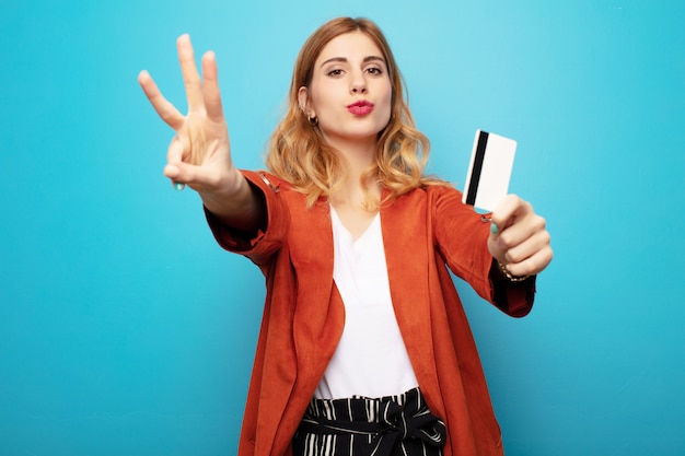 Jeune jolie femme blonde avec carte de crédit