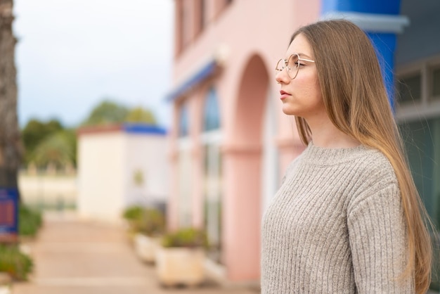 Jeune jolie femme blonde avec des lunettes