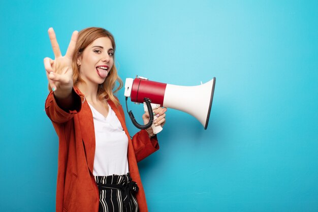 Jeune jolie femme blonde avec un mégaphone