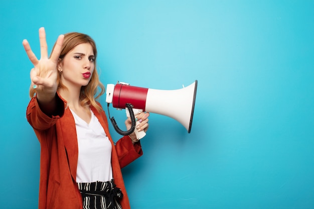 Jeune jolie femme blonde avec un mégaphone