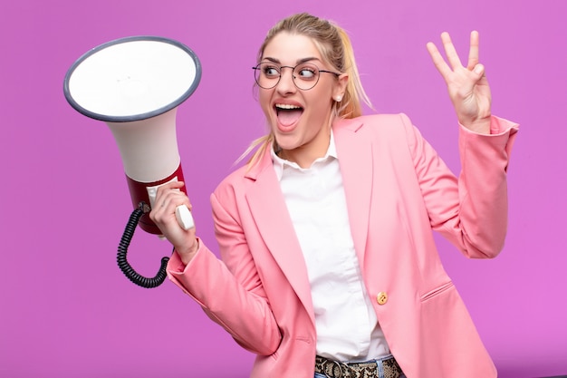 Jeune jolie femme blonde avec un mégaphone