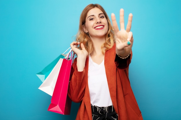 Jeune jolie femme blonde avec des sacs à provisions