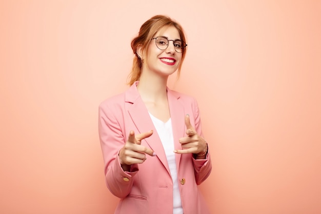 Jeune jolie femme blonde se sentant heureuse, cool, satisfaite, détendue et réussie, pointant la caméra, vous choisissant