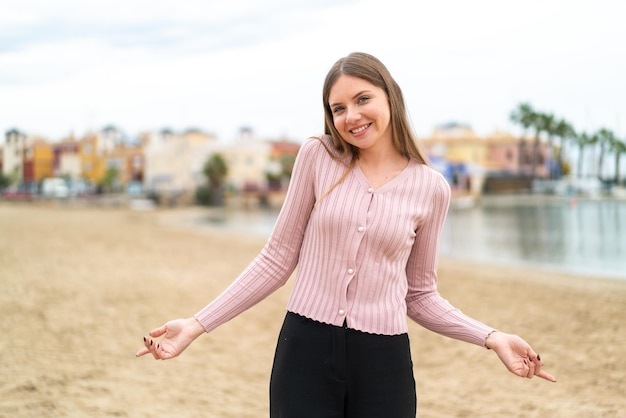 Jeune jolie femme blonde souriante