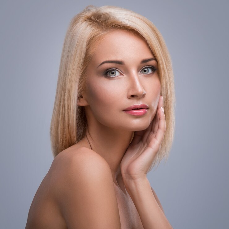 Photo jeune et jolie femme blonde