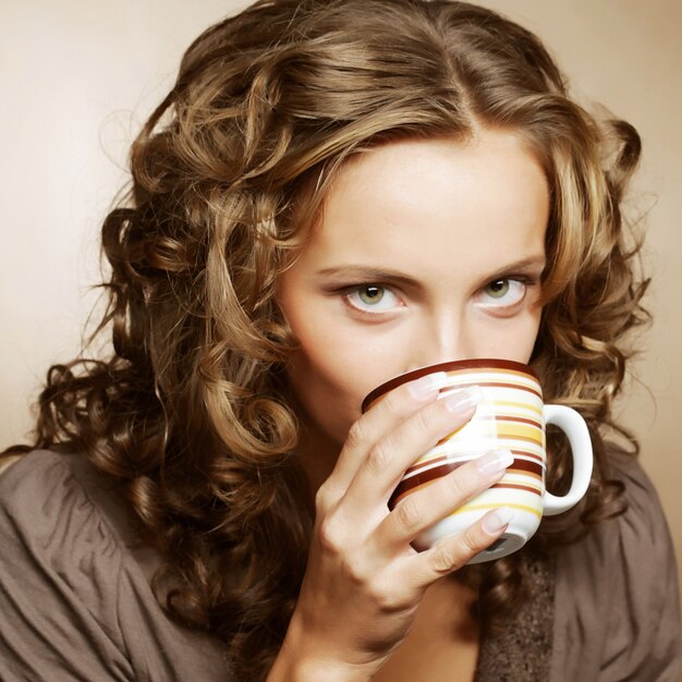 Jeune jolie femme, boire du café