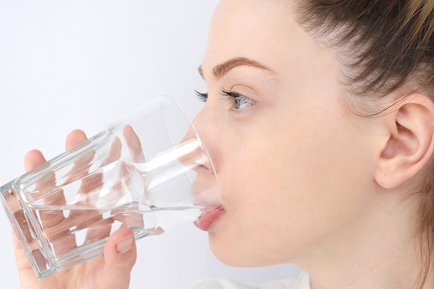 jeune jolie femme boit de l'eau