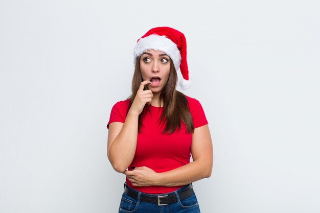 Jeune jolie femme avec Bonnet de Noel. Concept de Noël