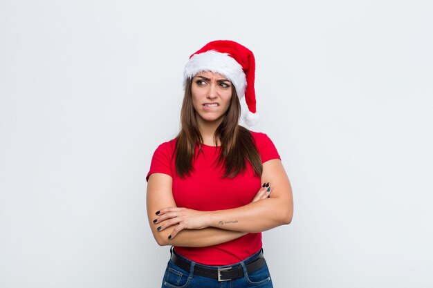 Jeune jolie femme avec Bonnet de Noel. Concept de Noël