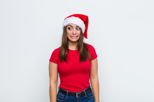 Jeune jolie femme avec Bonnet de Noel. Concept de Noël