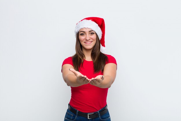 Jeune jolie femme avec Bonnet de Noel. Concept de Noël