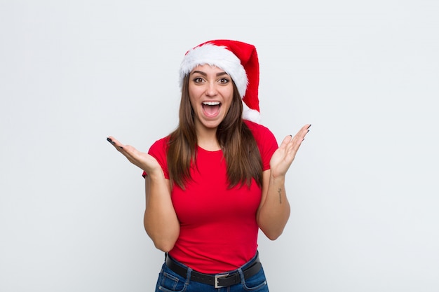 Jeune jolie femme avec Bonnet de Noel. Concept de Noël