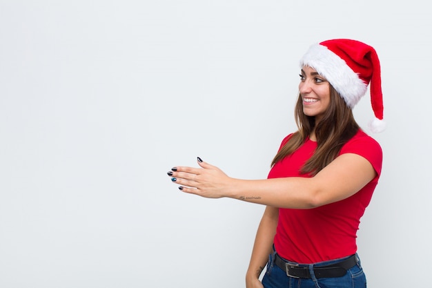 Jeune jolie femme avec Bonnet de Noel. Concept de Noël