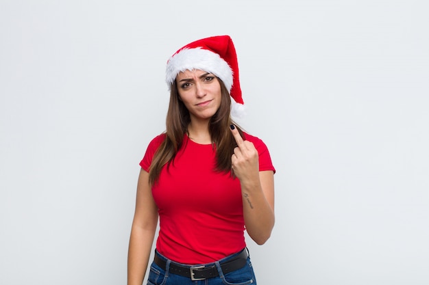 Jeune jolie femme avec Bonnet de Noel. Concept de Noël