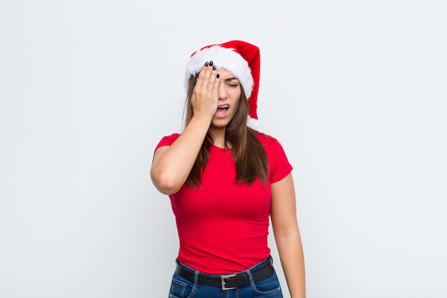 Jeune jolie femme avec Bonnet de Noel. Concept de Noël