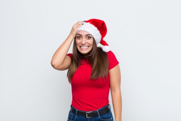 Jeune jolie femme avec Bonnet de Noel. Concept de Noël