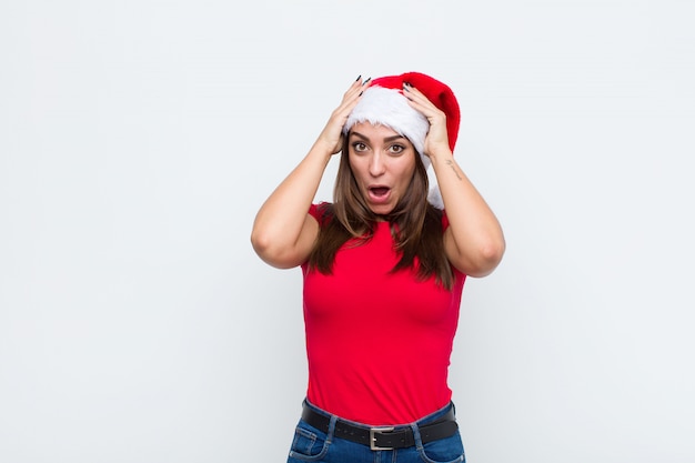 Jeune jolie femme avec Bonnet de Noel. Concept de Noël