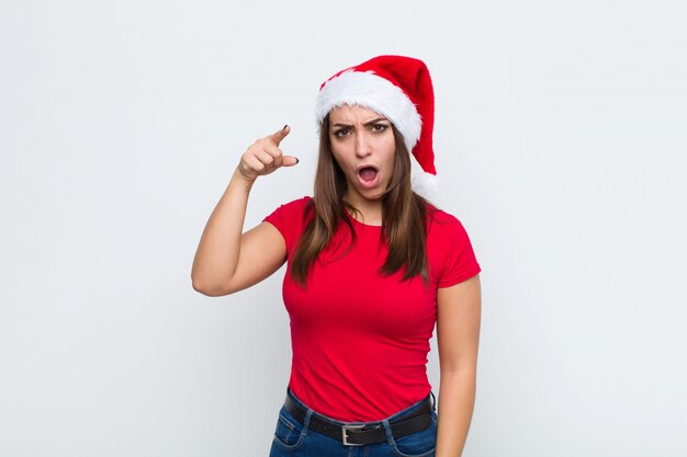 Jeune jolie femme avec Bonnet de Noel. Concept de Noël