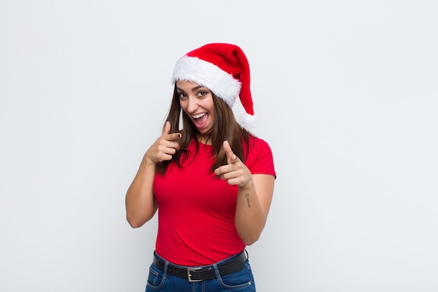 Jeune jolie femme avec Bonnet de Noel. Concept de Noël