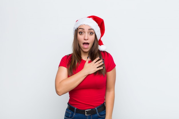 Jeune jolie femme avec Bonnet de Noel. Concept de Noël