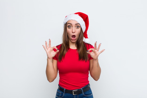 Jeune jolie femme avec Bonnet de Noel. Concept de Noël