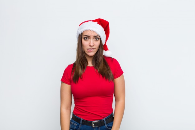 Jeune jolie femme avec Bonnet de Noel. Concept de Noël