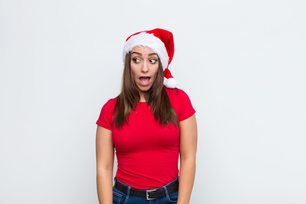 Jeune jolie femme avec Bonnet de Noel. Concept de Noël