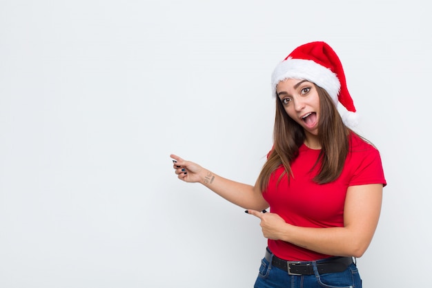 Jeune jolie femme avec Bonnet de Noel. Concept de Noël