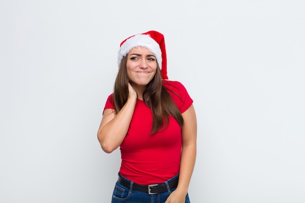 Jeune jolie femme avec Bonnet de Noel. Concept de Noël