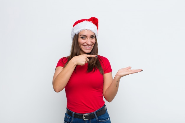 Jeune jolie femme avec Bonnet de Noel. Concept de Noël