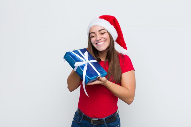 Jeune jolie femme avec Bonnet de Noel. Concept de Noël