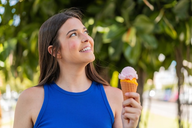 Jeune jolie femme brésilienne à l'extérieur