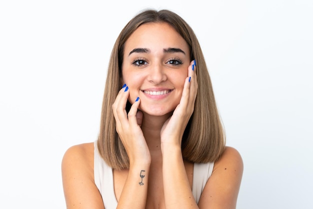 Jeune jolie femme brune isolée sur fond blanc