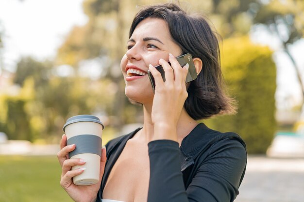 Jeune jolie femme bulgare à l'extérieur