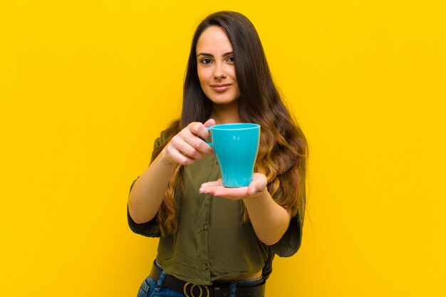 Jeune jolie femme buvant un café