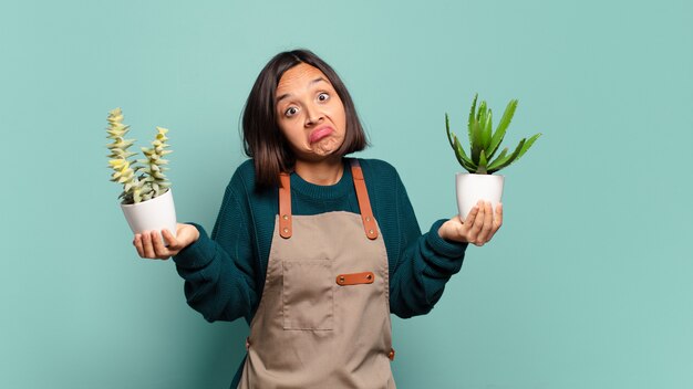 Jeune jolie femme avec un cactus