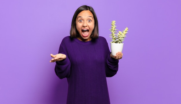 Jeune jolie femme avec un cactus