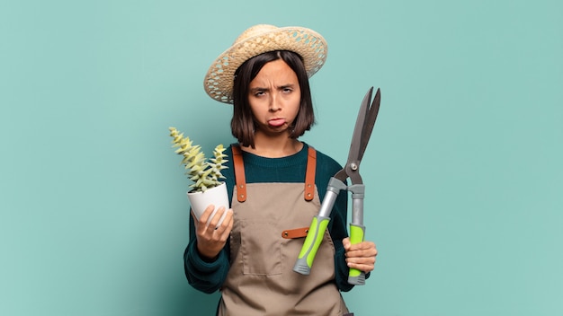 Jeune jolie femme avec un cactus