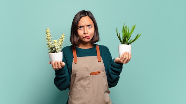 Jeune jolie femme avec un cactus