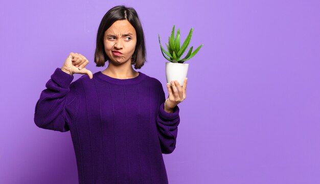 Jeune jolie femme avec un cactus